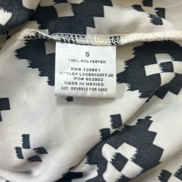 Olive & Oak Black and White Boxy Cap Sleeve Blouse. Size Small. #wearwithblack - Picture 7 of 8